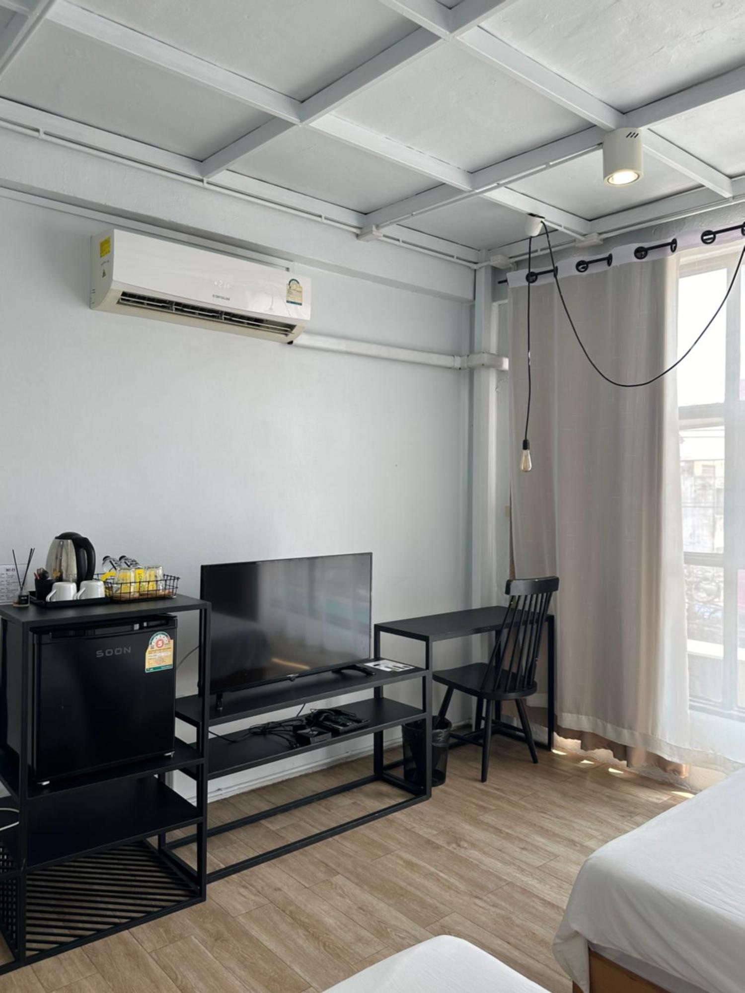 Beige Poshtels + Netflix Hostel Bangkok Exterior photo